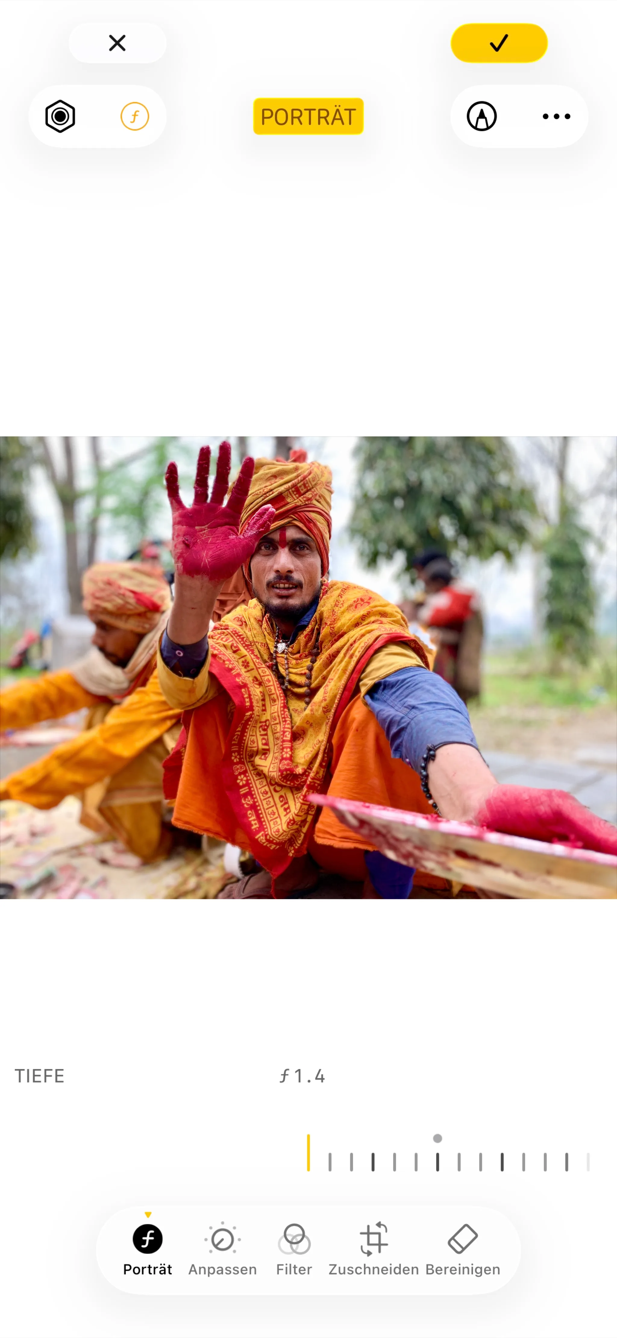 In der Bildbearbeitung lässt sich der Portrait-Modus nachträglich anpassen – Unschärfe und Beleuchtung ändern.